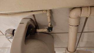 Loodgieter Borne Lekkage waterleiding naar kraan van wasbakje toilet.
