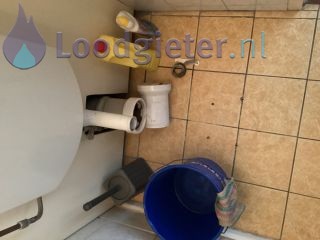 Loodgieter Uithoorn Lekkage achterzijde toilet verhelpen.