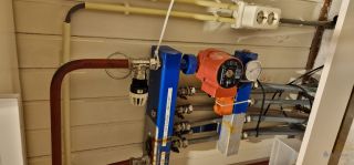 Loodgieter Budel Verdeler en pomp vloerverwarming vervangen voor kunststof verdeler