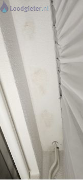 lekkage boven raam plafond