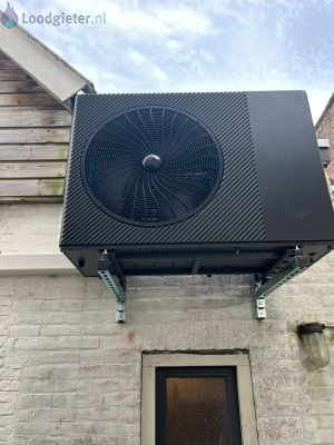 buitenunit warmtepomp tegen schuur
