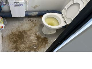 Loodgieter Verstopping WC Verstopt toilet in een bouwkeet