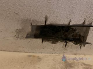 Loodgieter Houten Waterleiding geraakt in het plafond