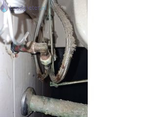 Loodgieter Wastafelkraan Lekkage van de warmwater slang van de wastafelkraan