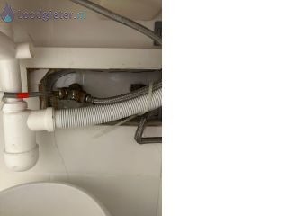 Loodgieter Wastafel Lekkage t-splitsing onder wastafel