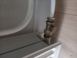 Loodgieter Hellevoetsluis Lekkende radiator op zolder bij het onderste koppelstuk