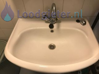 Loodgieter Ophangen wasbak Ophangen wasbak