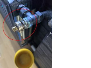 Loodgieter Roosendaal Lekkage thermostaatknop radiator en 1 radiator verwijderen