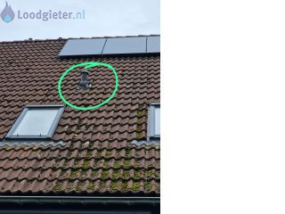 Loodgieter lekkage dakdoorvoer Lekkage aan niet afgesloten dakdoorvoer ontluchting riool
