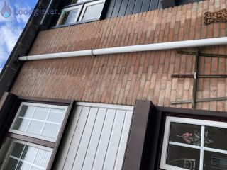 Loodgieter Zinken dakgoot Lekkage zinken dakgoot. Zit op +/- 5 meter hoog.