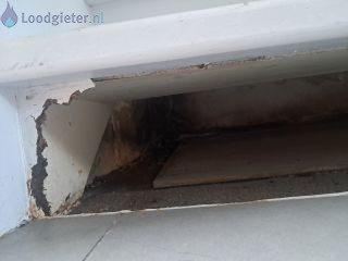 Loodgieter Zwolle lekkage muur achter toilet.