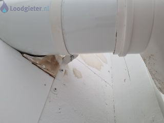 Loodgieter CV Ketel Lekkage bij rookgas dak doorvoer van cv ketel.