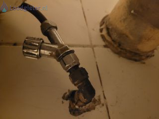 Loodgieter Loodgieterswerk Toiletdouche aansluiten.