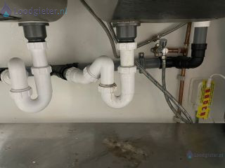 Loodgieter Ophangen wasbak Spoel unit verplaatsen