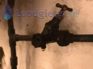 Loodgieter Installatie kraan Een aftapkraantje lekt in kelder