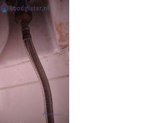 Loodgieter Vervangen kraan Kraantje van de wastafel in het toilet vervangen