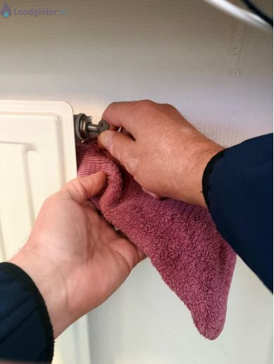 ontluchten tot de radiator een klein beetje water geeft