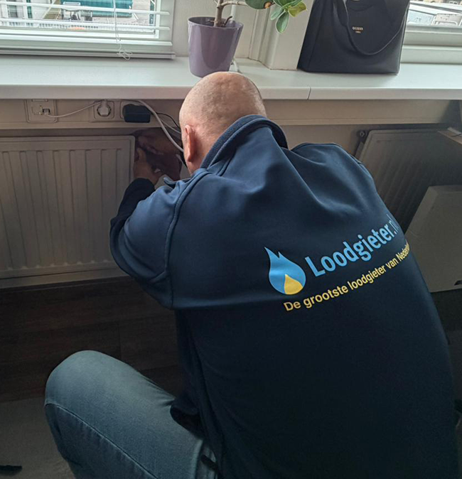 Camiel onltlucht onze radiator op kantoor