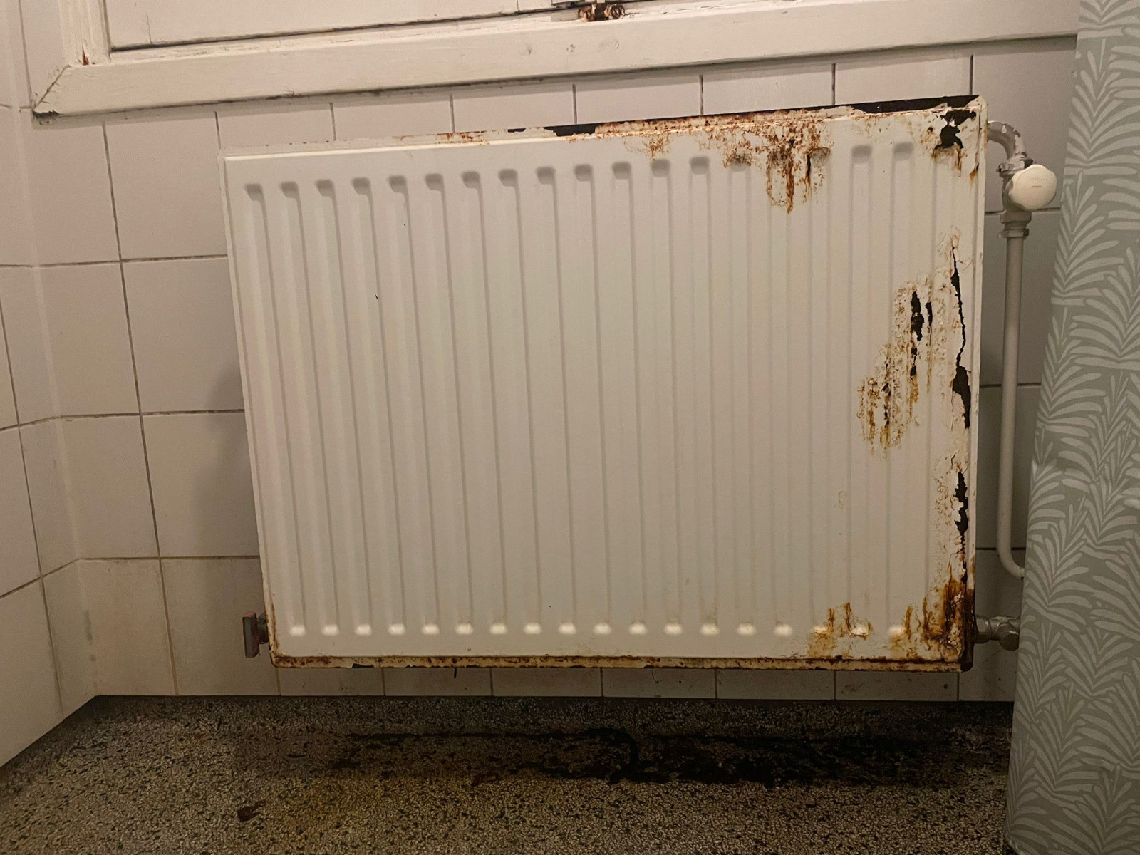 Verroeste radiator douche