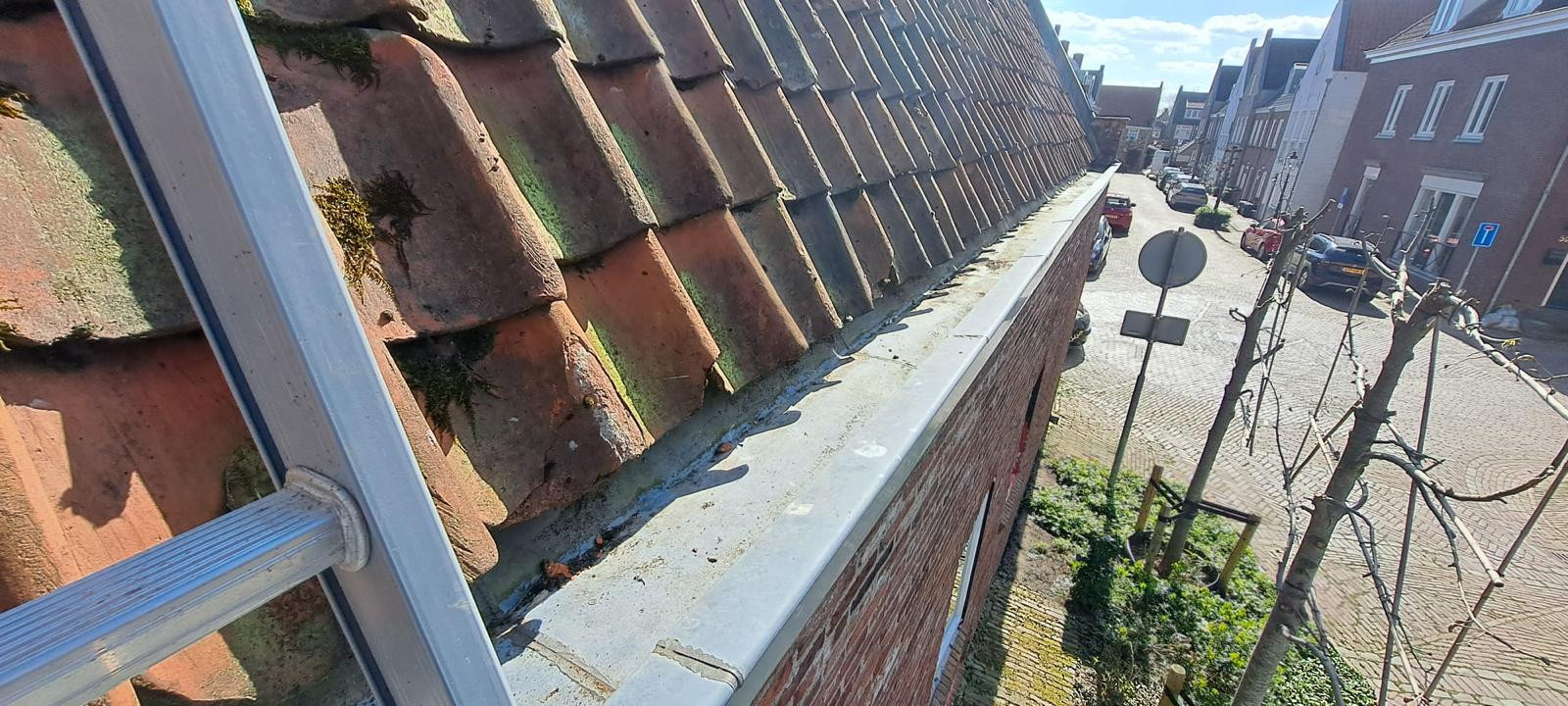 Inspectie en reinigen zinken dakgoot