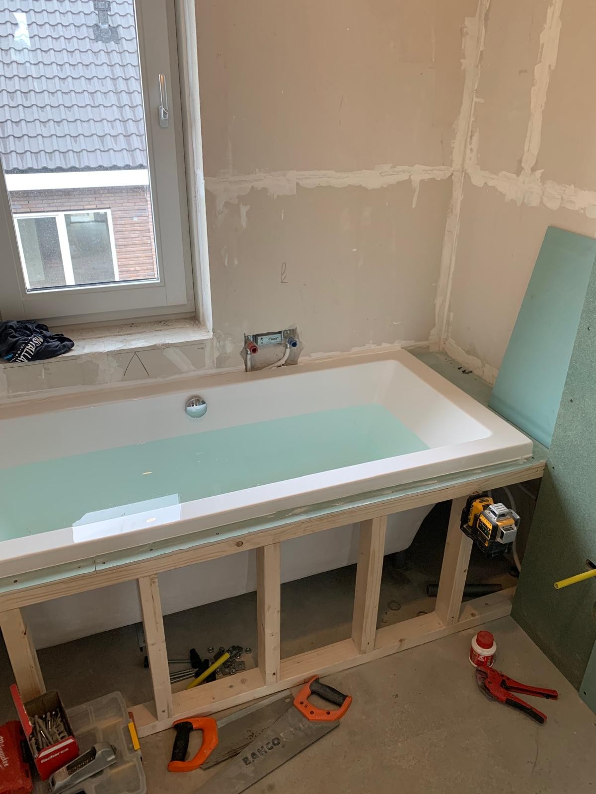 Afvoer nieuw aangelegd bad verstopt