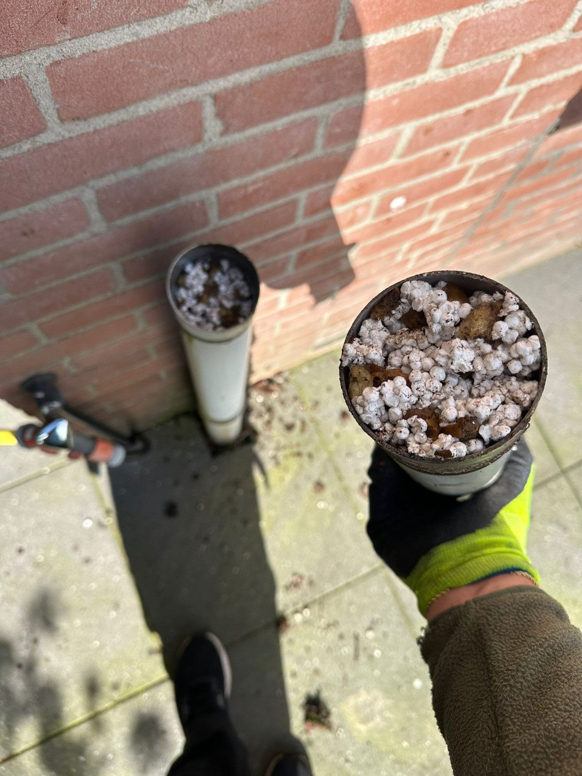 Piepschuimkorrels in regenpijp