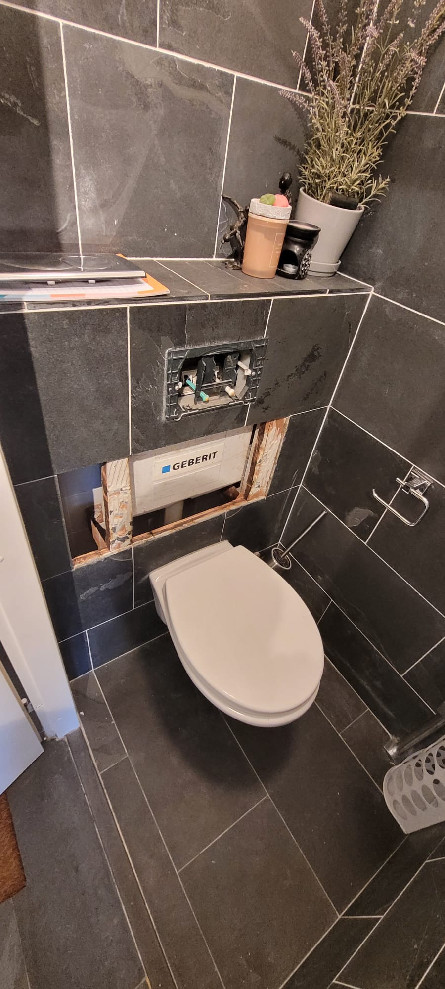 Hangend toilet blijft doorlopen Zoetermeer
